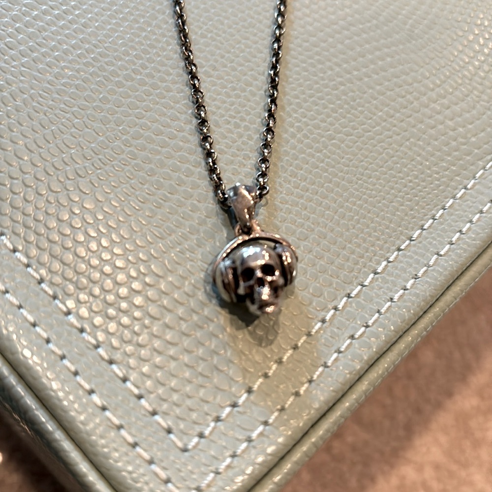 Silver skull with headphones necklace